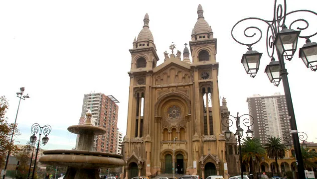 Iglesia y plaza del barrio donde se ubica el proyecto inmobiliario